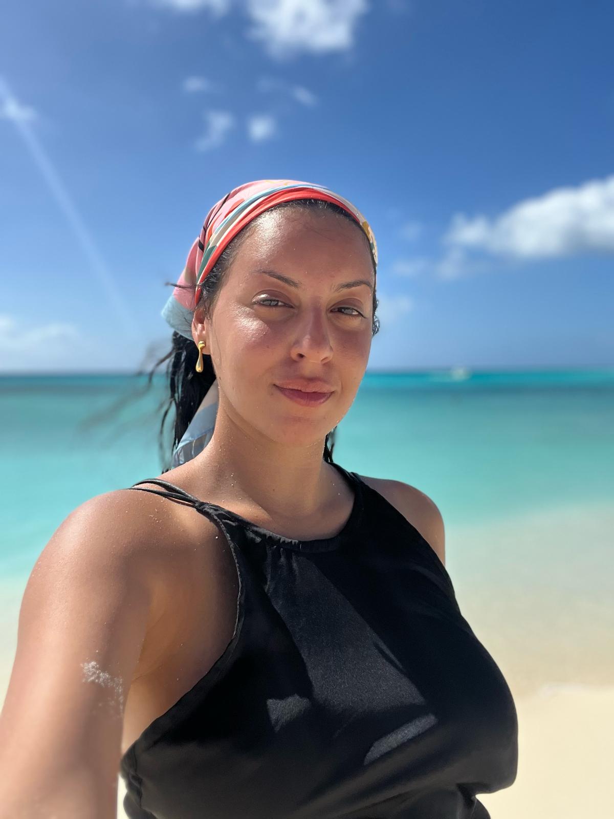 Selfie en la playa con pañuelo en la cabeza